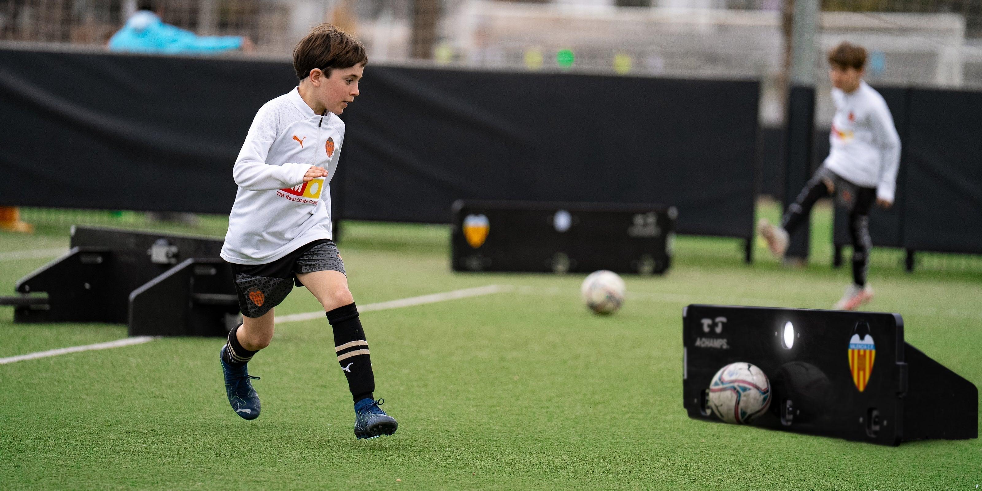 What is Scanning in Soccer? A Key Skill for Game Mastery - A-Champs Interactive Training Solutions S.L.