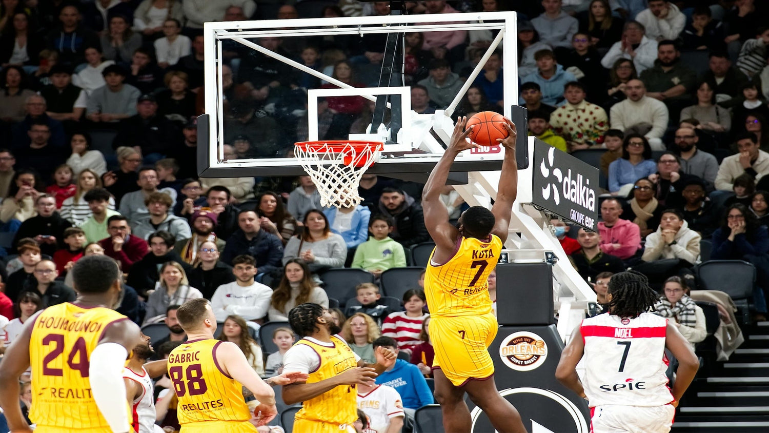 Center Position in Basketball: Roles, Skills & Modern Responsibilities