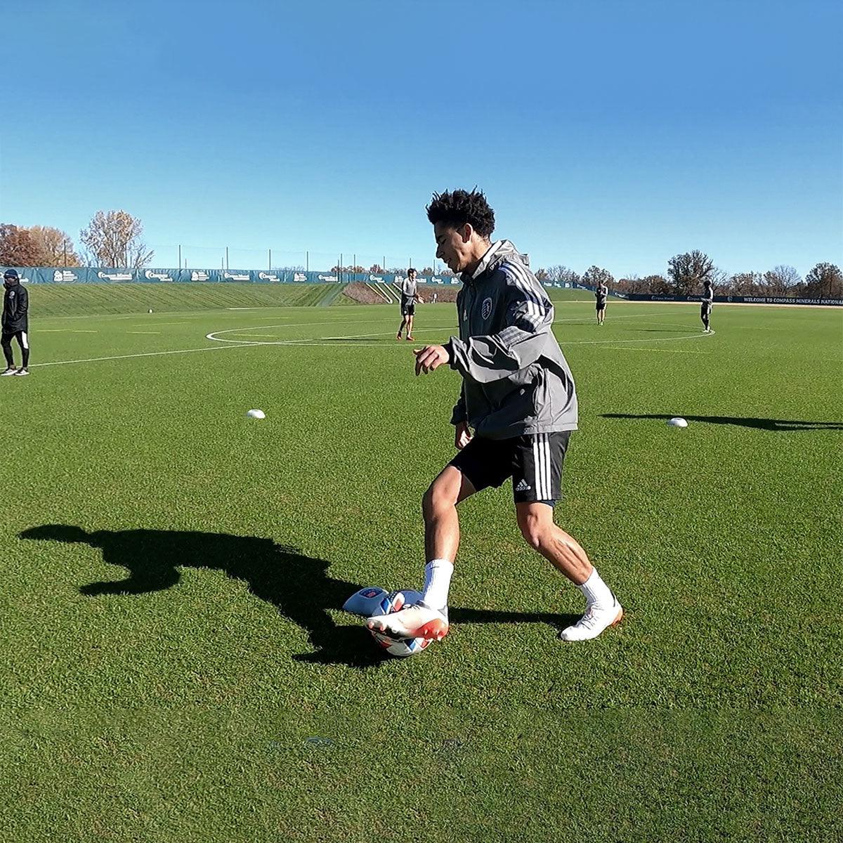 Soccer player using the ROXConeX from A-Champs to train agility